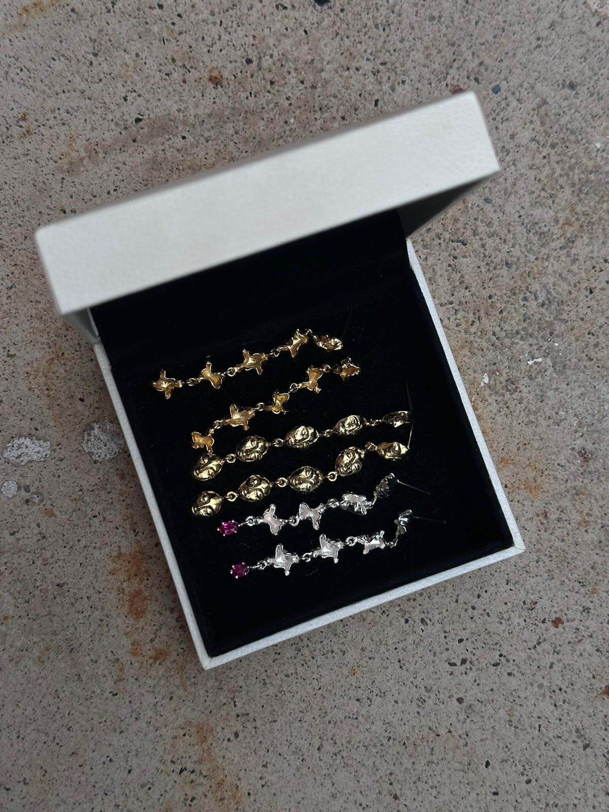 Aretes compañía